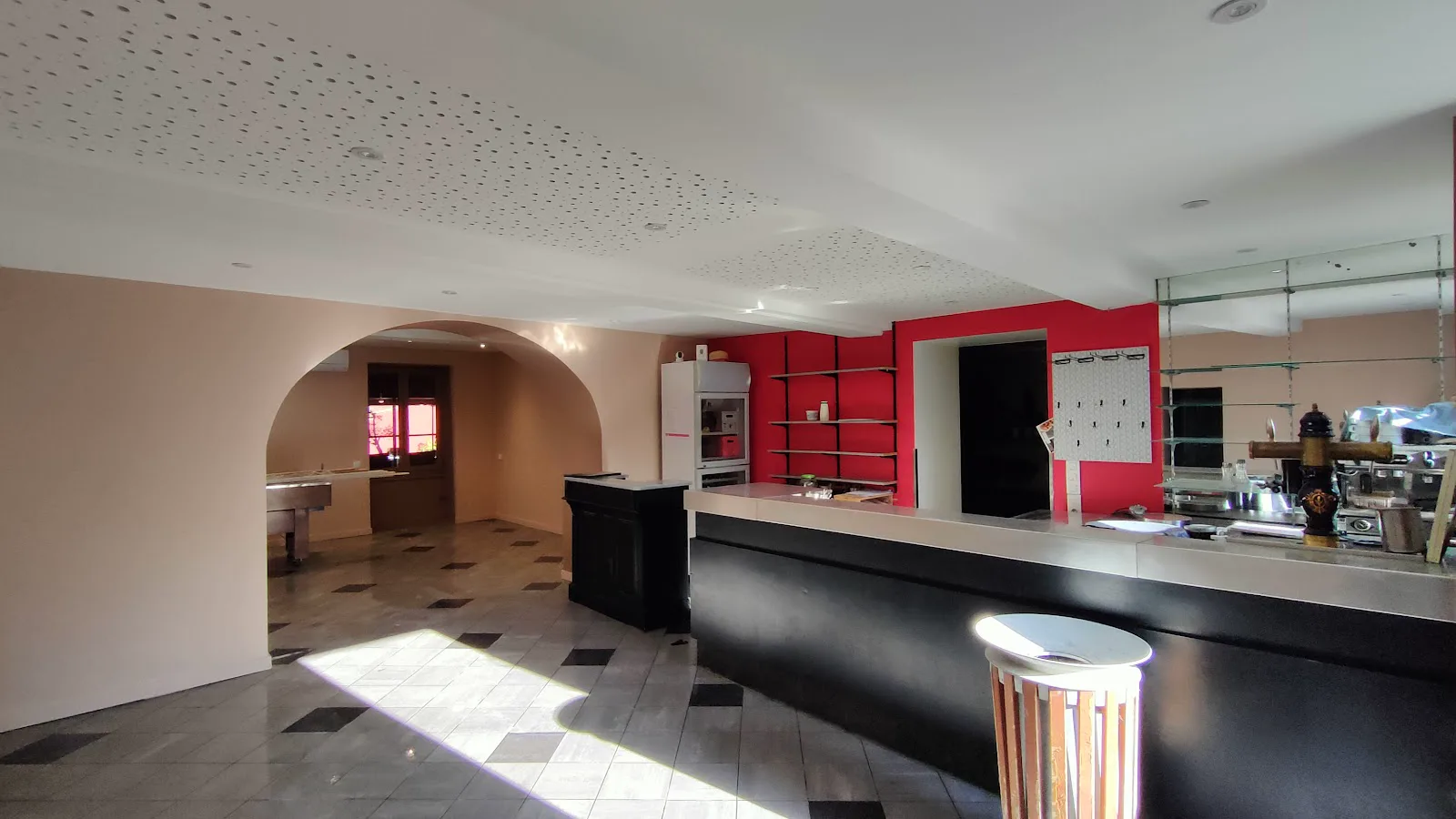 Espace intérieur rénové avec murs clairs et ouverture en arche
